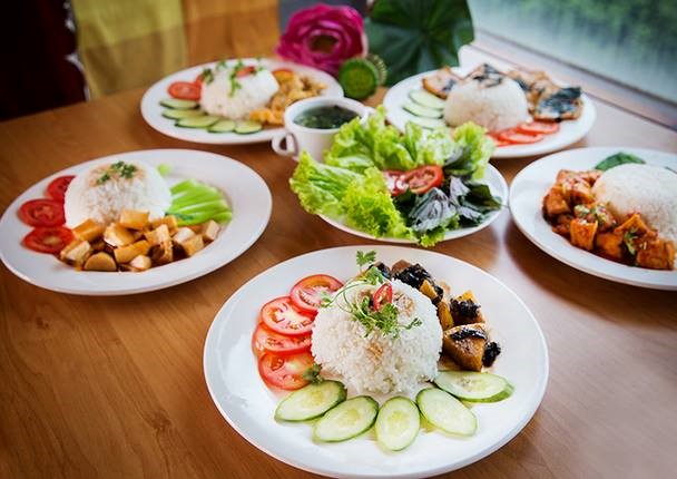 Nhà hàng Ấn Tâm (đường A4, quận Tân Bình) là điểm đến quen thuộc của những ai thích ăn chay vào các dịp rằm, mùng một hay để thay đổi khẩu vị.