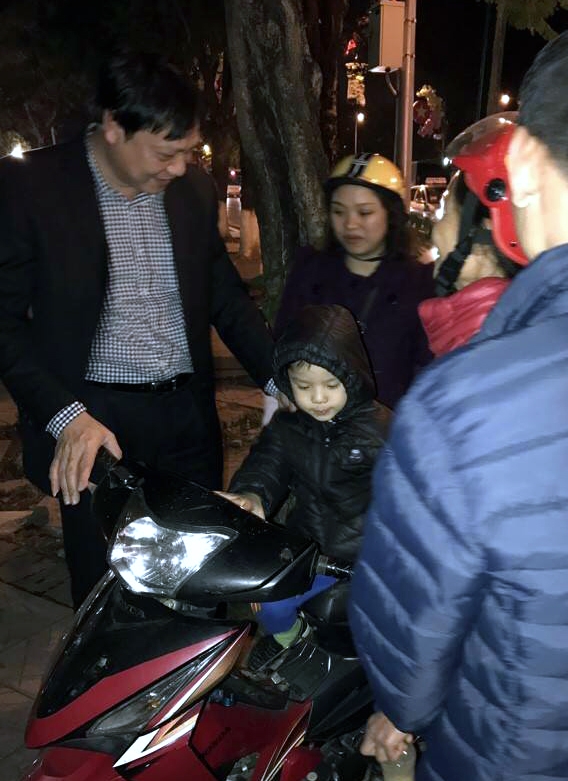 Mải chơi, ch&aacute;u Huy đi lạc v&agrave; được c&aacute;c chiến sĩ CSGT gi&uacute;p đỡ, t&igrave;m lại gia đ&igrave;nh.