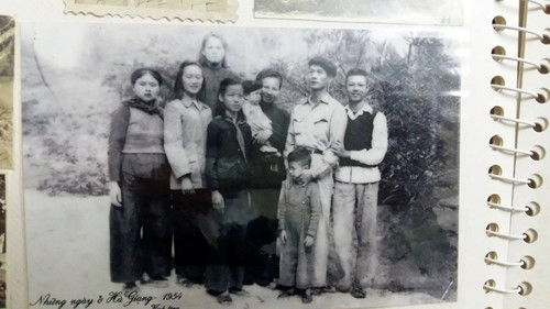 Thiếu nữ thứ 2 từ trái sang, nhắm nghiền mắt chính là cụ Nguyễn Phương Lan năm 1954. Từ bức ảnh này, cụ Chấn đem lòng yêu thương người vợ của mình Ảnh Thúy Hằng chụp lại từ tư liệu gia đình