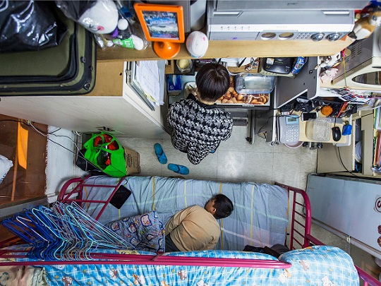 
Một người phụ nữ Hồng Kông sống trong căn hộ rộng 6 m vuông cùng con trai.
