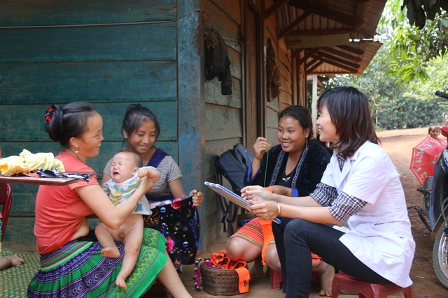 Công tác tuyên truyền về tảo hôn gặp nhiều khó khăn do thiếu kinh phí (trong ảnh, cán bộ dân số xã Đắk Ngo đang đi tuyên tuyền với người dân)