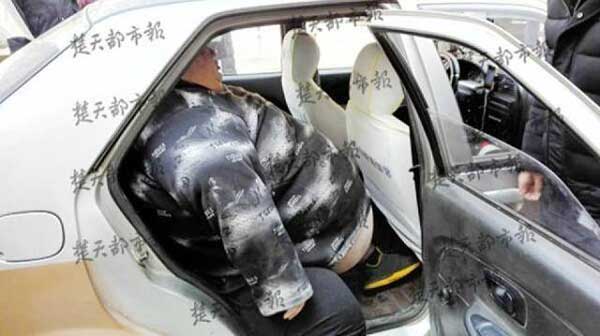 
Sau 2 tiếng đồng hồ chật vật với sự giúp đỡ của gần 20 người, Huang mới có thể lên taxi trở về nhà.
