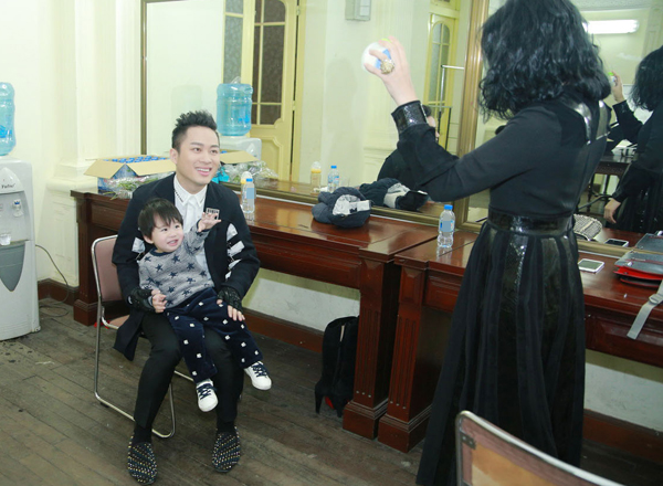 
Ở phòng chờ của show diễn, nam ca sĩ ẵm con trong khi bà xã bày trò để chọc cho bé Voi cười.
