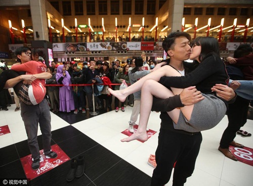 
Cùng lúc đó, nhân dịp Valentine, tại ga Đài Bắc cũng đã tổ chức cuộc thi: Nụ hôn hạnh phúc lần thứ 6 dành cho những hành khách đường sắt Đài Loan.
