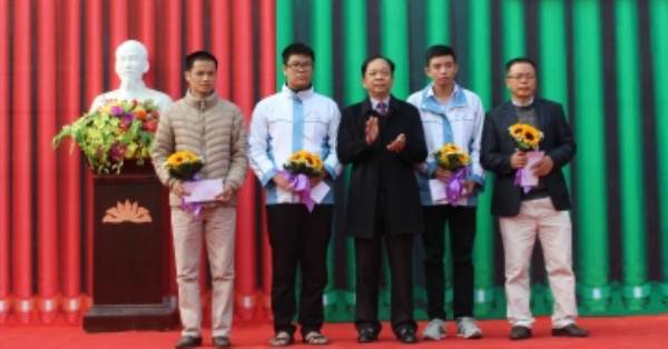 
L&ecirc; Quang Dũng (đeo k&iacute;nh) trong lễ tuy&ecirc;n dương v&agrave; trao thưởng học sinh giỏi quốc gia của Trường THPT chuy&ecirc;n Lam Sơn
