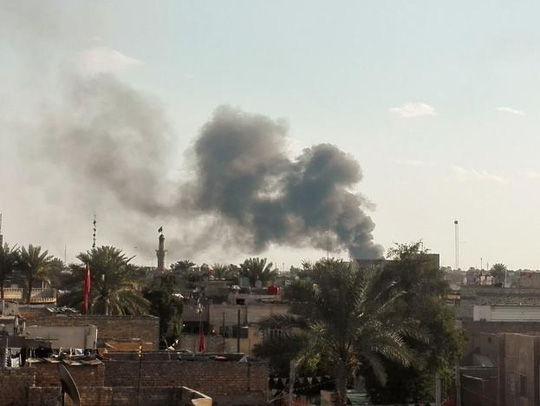 
Khói bốc lên từ khu vực bị đánh bom xe ở Baghdad ngày 16/2. Ảnh: REUTERS
