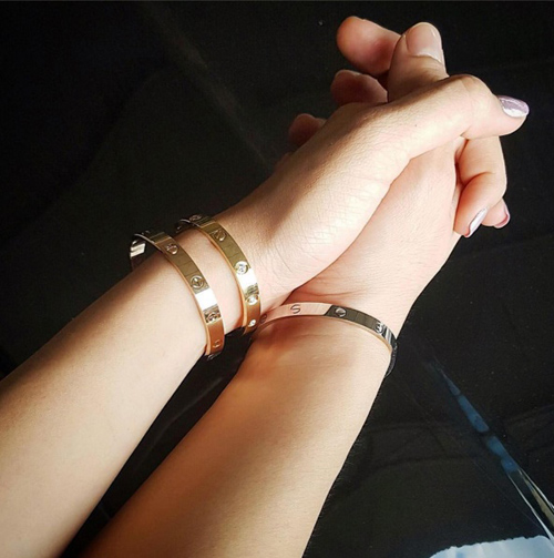 
Đông Nhi hạnh phúc khi chia sẻ trên Instagram: “Chỉ cần nắm chặt tay nhau…đi đến đâu cũng không quan trọng!”.
