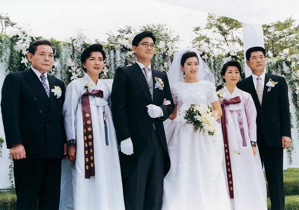 
Hôn lễ của Thái tử Samsung và ái nữ tập đoàn Daesang từng tốn nhiều giấy mực truyền thông. Đây được coi là cuộc hôn nhân gắn kết quyền lợi kinh tế giữa hai tập đoàn hàng đầu Hàn Quốc. Ảnh: Nate.
