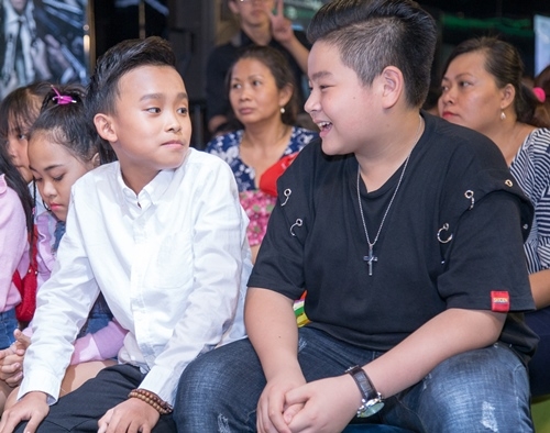 Hồ Văn Cường trò chuyện với bạn thân ở Vietnam Idol Kids trước đây