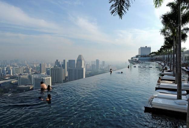 Nằm ở tầng cao nhất của khách sạn Marina Bay Sands nổi tiếng với độ cao gần 200m, bể bơi này là niềm mơ ước của những tín đồ yêu thích bơi lội. Du khách có thể vừa tắm nắng vừa nhìn ngắm toàn cảnh đảo quốc Singapore. Điểm đặc sắc nhất của bể bơi này chính là toàn bộ thành bể được bao bọc bởi những tấm kính trong suốt tạo cảm giác nó như một hồ nước khổng lồ trên không.