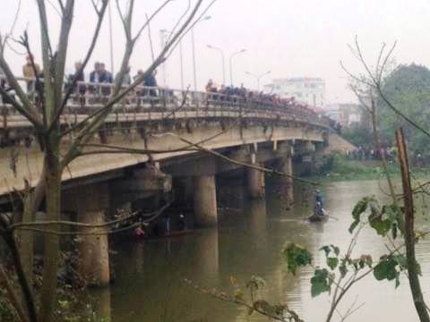 Nhiều người dân tập trung trên cầu và hai bên bờ sông theo dõi lực lượng tìm kiếm thi thể em Đức.
