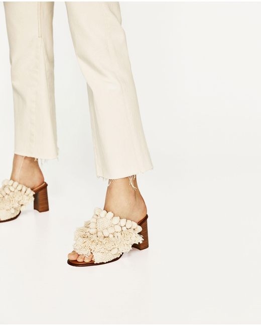 
Trên hình quảng cáo của Zara, đôi dép cao gót đính pompom bắt mắt được bán với giá 49,95 Euro ( khoảng gần 2 triệu đồng) có kiểu dáng mới lạ và đẳng cấp
