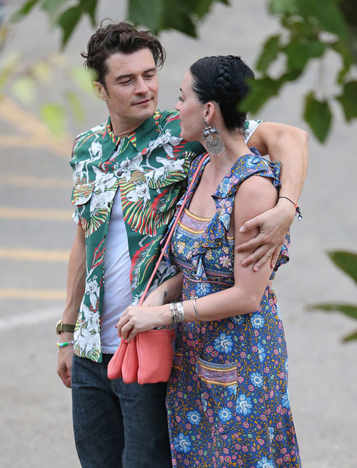 
Ngày 27/2, các tay săn ảnh phát hiện Orlando và Katy tình tứ ở Kauai, Hawaii. Cả hai chính thức công khai chuyện tình cảm trong kỳ nghỉ này.
