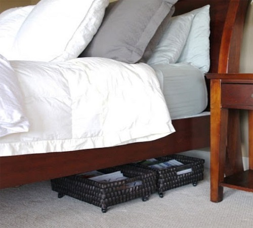 Chất đầy đồ đạc dưới gầm giường là thói quen của nhiều gia đình. (ảnh minh họa)