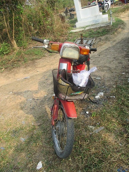 Chiếc xe gắn máy tìm thấy cạnh thi thể.