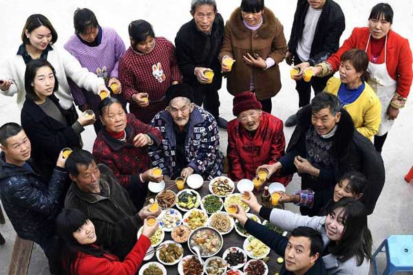Con cháu của hai ông bà cho biết họ cảm thấy may mắn khi được sống dưới mái nhà tràn ngập tình yêu.