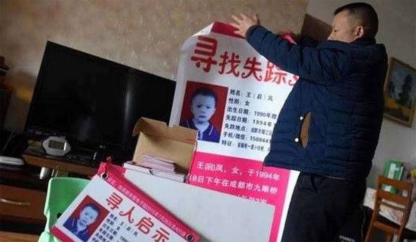 Wang chuẩn bị sẵn các tấm poster để đưa cho hành khách xem.