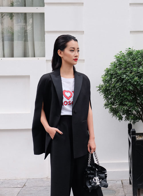 
Chiếc quần này còn được người đẹp kết hợp cùng áo thun Moschino 2,1 triệu, blazer dáng cape 49 triệu của Valentino và túi xách 30 triệu đồng.
