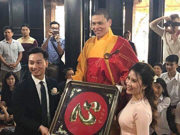 
Sau nghi lễ hằng thuận, MC Thành Trung và Ngọc Hương đã chính thức nên vợ nên chồng.
