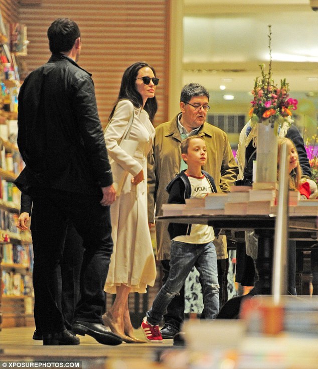 
Angelina Jolie đưa 3 con ruột đi mua sắm tại thủ đô London, AnhDường như những nỗi u buồn từ cuộc hôn nhân tan vỡ với Brad Pitt.
