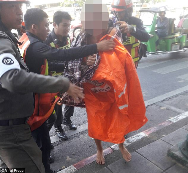 Cảnh sát đã đưa cho cô một tấm sarong để che người.