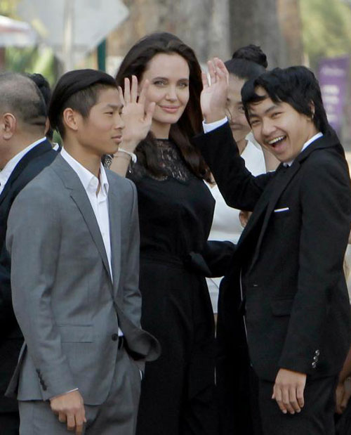 
Jolie cùng Maddox và các con tới Campuchia để quảng bá phim hồi tháng 2.
