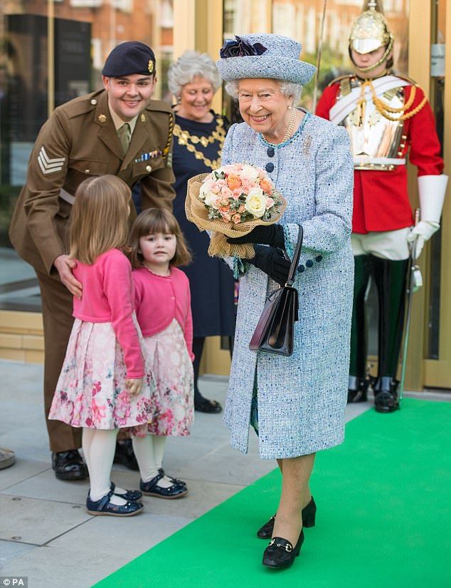 
Nữ hoàng nhận được bó hoa tươi thắm từ các em nhỏ.
