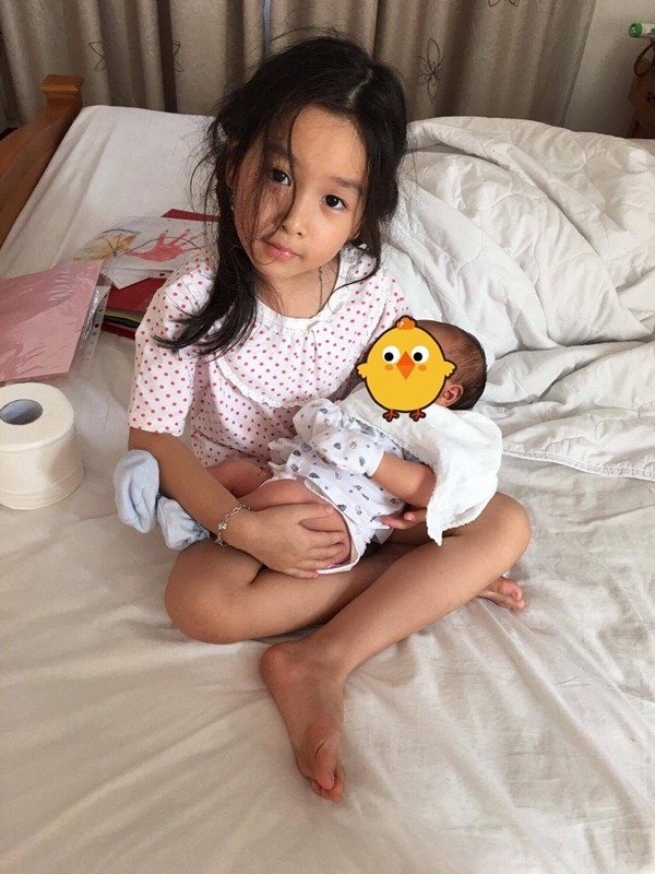 
Lưu Hương Giang thường che mặt con gái thứ 2 khi đăng tải ảnh lên mạng xã hội.
