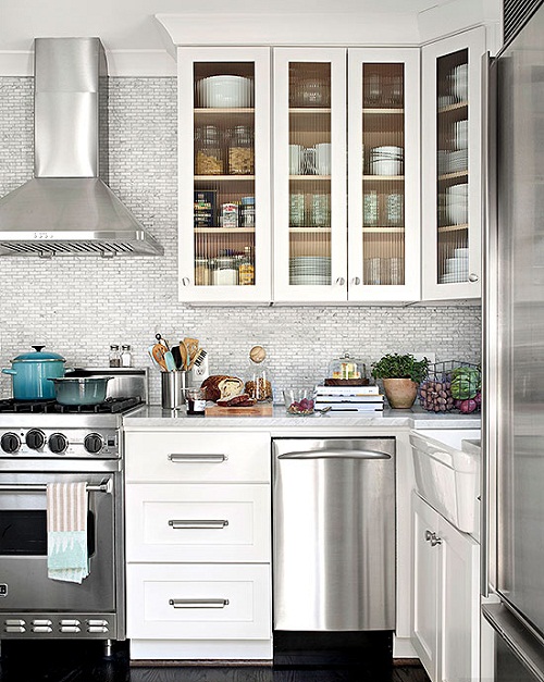 Bạn nên chọn đồ trong bếp có cùng tông màu để căn bếp trông rộng rãi hơn. (Ảnh minh họa)