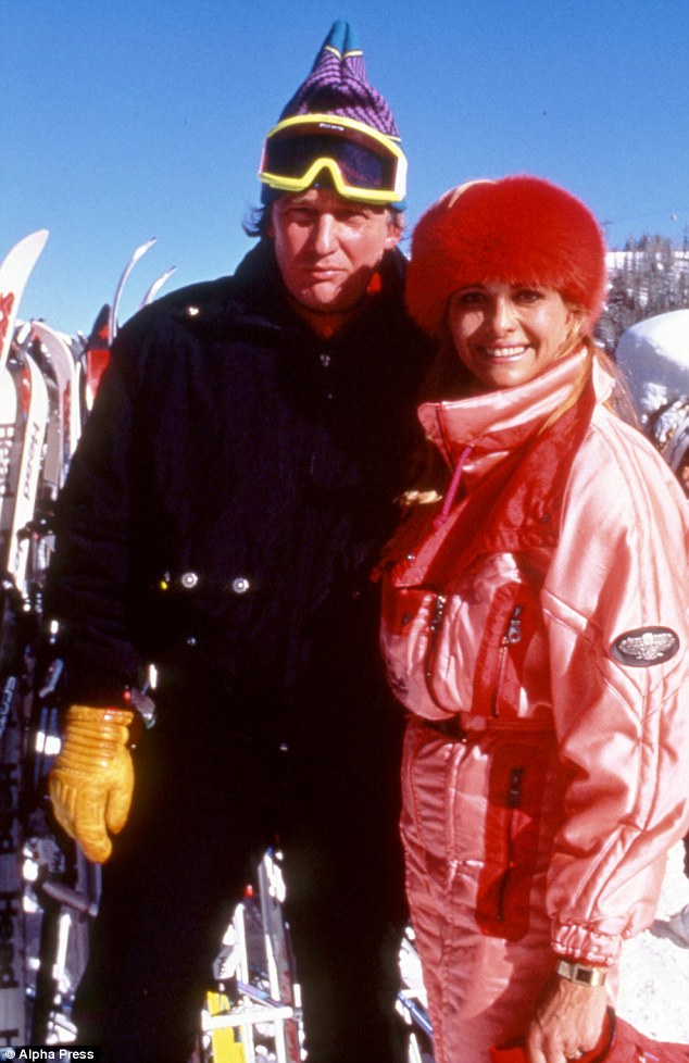 
Ông Donald Trump và người vợ cả Ivana trong một chuyến trượt tuyết trước khi chính thức chia tay vì chồng có người mới.
