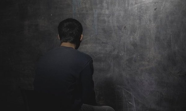 
Bảo, 15 tuổi, đề nghị giấu k&iacute;n danh t&iacute;nh của m&igrave;nh. (Ảnh: The Guardian)
