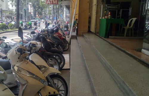 Bậc thềm rạp h&aacute;t C&ocirc;ng nh&acirc;n được sửa chữa sau khi đập bỏ 2 bậc thềm. Ảnh: Duy Trần.