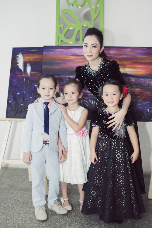 Linh Nga và con gái mặc trang phục đen giống hệt nhau, trong khi hai bé Tôm - Tép nhà Hồng Nhung mặc gam màu sáng.
