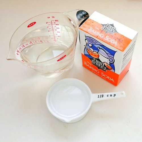 Hỗn hợp muối nở (baking soda) và nước giúp bạn dễ dàng hô biến lò vi sóng nhà mình sáng bóng như mới. (Ảnh minh họa)