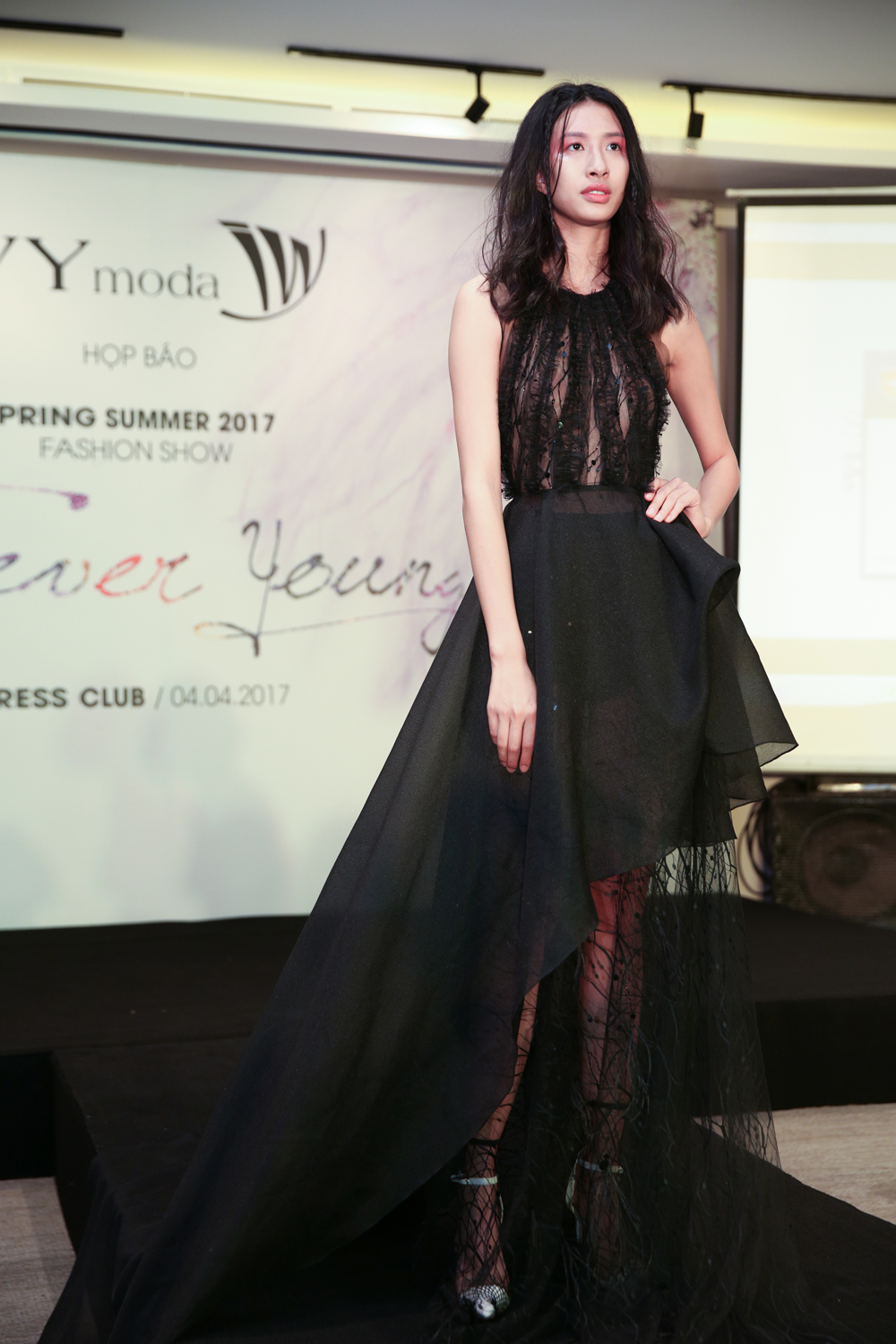 Có thể thấy những chiếc váy tầng bồng bềnh nổi bật với hoạ tiết cá Glitter Fish độc đáo. Chất liệu voan lưới xuyên thấu cũng tạo những nếp xếp bèo lớn trong nhiều mẫu thiết kế, góp phần mang đến sự thướt tha uyển chuyển cho trang phục dạ hội.