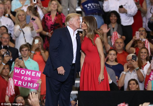 
Thỉnh thoảng, bà Melania Trump vẫn xuất hiện cùng chồng trong các sự kiện tại thủ đô Washington.

