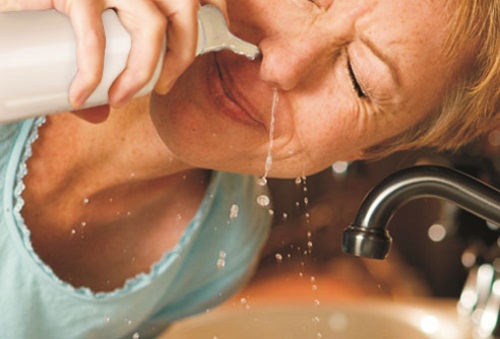 
Nhiều ngưởi bị viêm mũi dị ứng sử dụng nước muối để rửa mũi.
