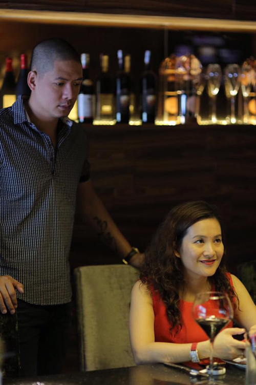 Anh Thơ tâm sự: 9 năm, một chặng đường không dài không ngắn, nhưng cũng đủ mặn ngọt chua cay trộn lẫn nhau trong các cung bậc cảm xúc của hỉ nộ ái ố. Còn là vợ chồng ngày nào sẽ còn trọn đạo với nhau ngày ấy. Ai đã trải qua hôn nhân mới hiểu hôn nhân không phải lúc nào cũng khoác lên người chiếc áo màu hồng, có lúc xám xịt, nhưng cùng nhau cố gắng, không chỉ vì 2 nhân vật chính trong tiểu thuyết ngôn tình của những ngày mới yêu nữa, mà còn lôi kéo thêm 2 nhân vật hơn cả chính chỉ mới xuất hiện ở những tập sau.