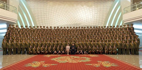 
Vợ chồng ông Kim Jong Un chụp ảnh cùng các thành viên dàn hợp xướng State Merited năm 2015. (Ảnh: EPA)
