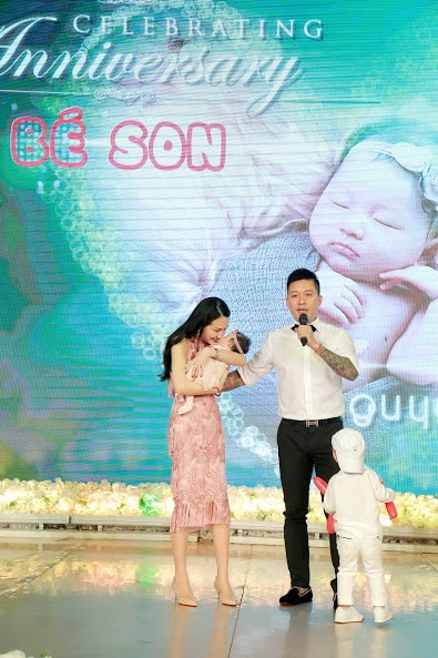 
Con thứ hai của Tuấn Hưng và Hương Baby chào đời vào lúc 9h11 ngày 17/3. Trong khi đó, con trai đầu của cặp đôi tên ở nhà là Su Hào hiện đã 3 tuổi.
