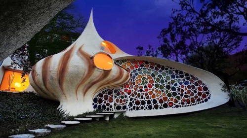 Tọa lạc tại Mexico, ngôi nhà mang hình dáng vỏ ốc độc đáo này được thiết kế với bức tường phản quang 7 sắc cầu vồng tuyệt đẹp.