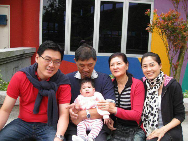 
Chị Ly (ngoài cùng bên phải) thích sống cùng bố mẹ chồng, phần vì được ông bà hỗ trợ, phần vì quý mến mẹ chồng. Ảnh: NVCC.
