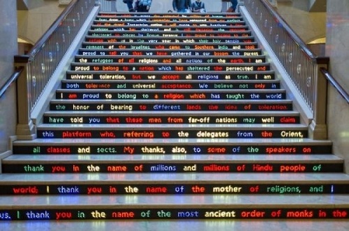 Bậc thang độc đáo tại Viện nghệ thuật Chicago với mỗi bậc thang là một dòng chữ đầy ý nghĩa.