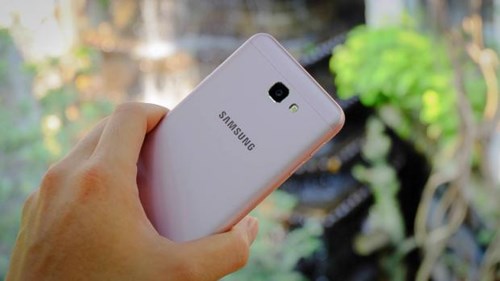 
Galaxy J5 Prime cũng là chiếc điện thoại cảm biến vân tay một chạm khác của samsung. Ảnh: Trangcongnghe.
