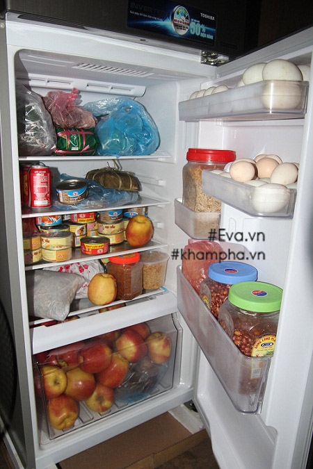 
Thực phẩm chật kín trong chiếc tủ lạnh trị giá gần 20 triệu đồng vừa được các nhà hảo tâm mua tặng gia đình.
