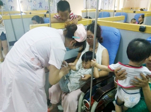 May mắn thay, nhờ có sự chăm sóc của bác sĩ mà Lượng Lượng đã hồi phục dần dần.