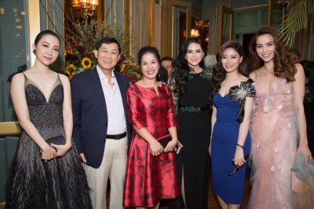 Vợ chồng doanh nhân Thủy Tiên vui vẻ đón tiếp khách mời VVIP tại bữa tiệc.