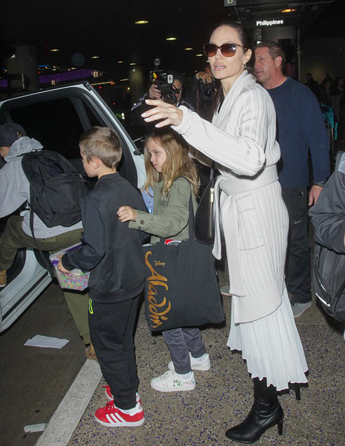 
Jolie đã đưa các con đi ngay khi xuống sân bay và đến ở khách sạn cô bí mật đặt thuê.
