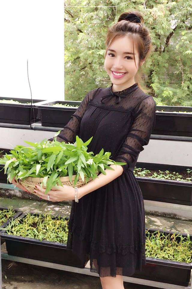 
Elly Trần tươi tắn bên rổ rau vừa thu hoạch.
