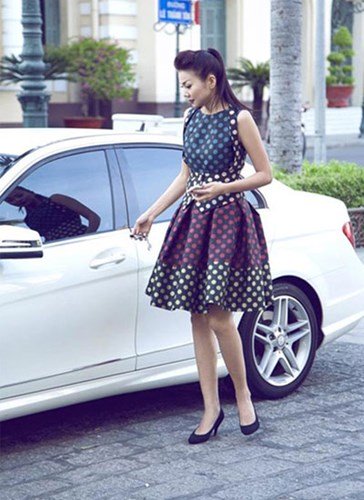 
Nàng Kiều Thị cũng sử dụng chiếc Mercedes màu trắng có giá hơn 2 tỷ đồng.
